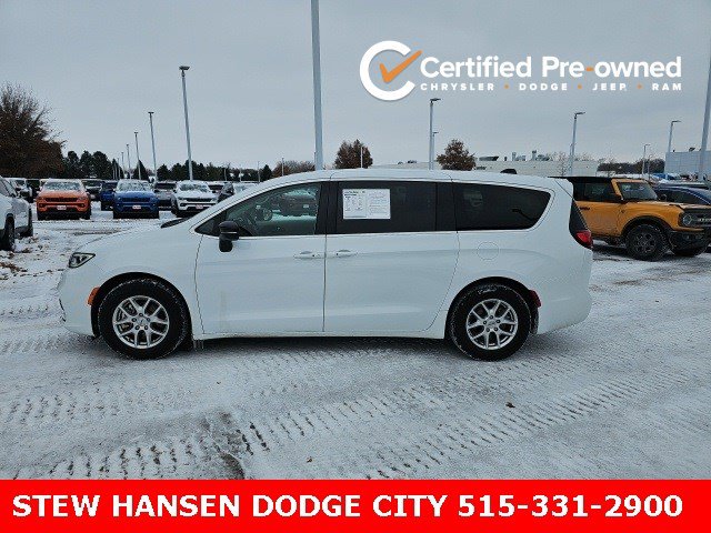 2024 Chrysler Pacifica Touring L's photo