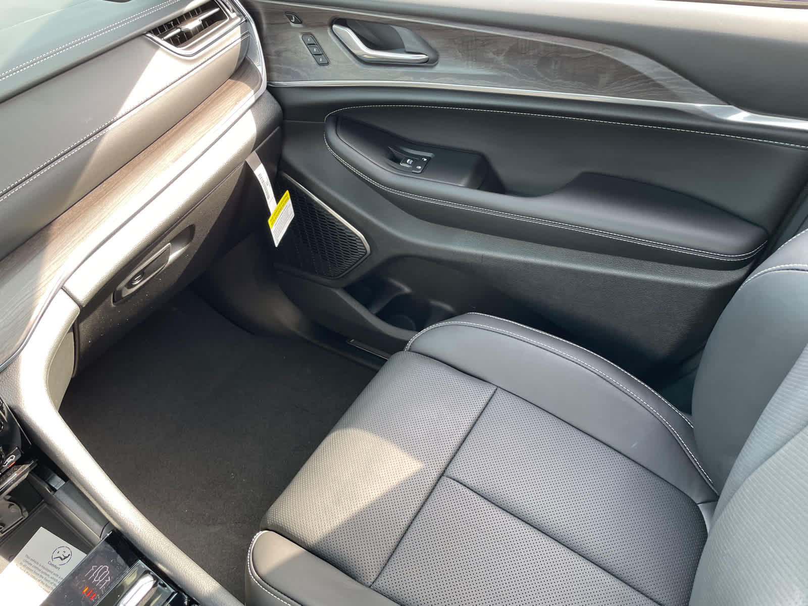 2025 Jeep Grand Cherokee Overland photo 16