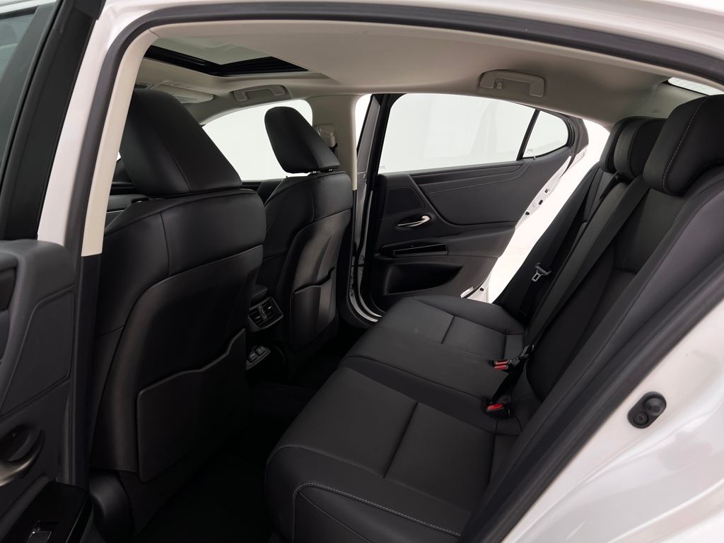 2025 Lexus ES 350 photo 17