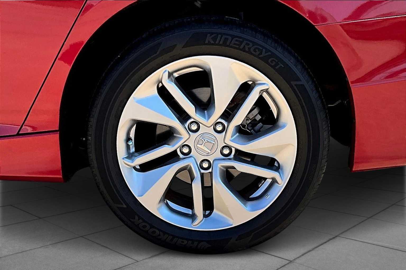 2018 Honda Accord LX 1.5T photo 9