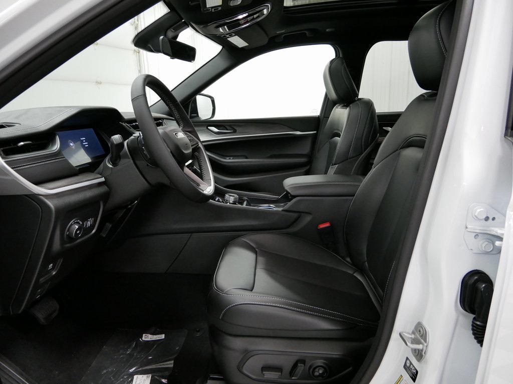 2025 Jeep Grand Cherokee Limited photo 8