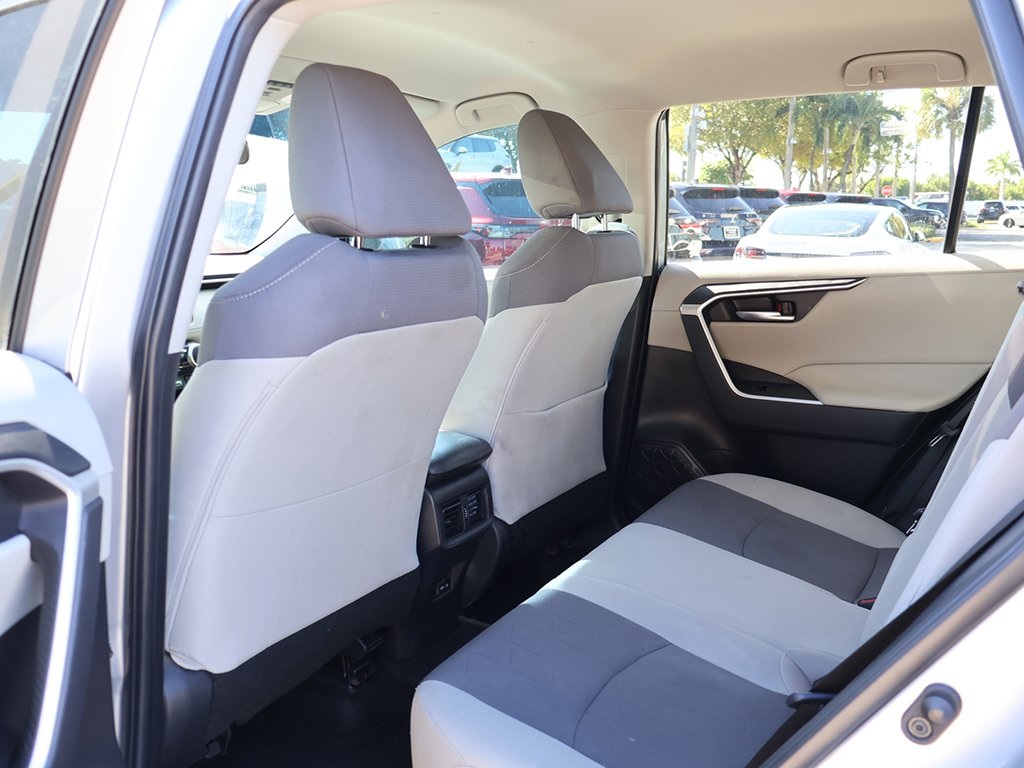 2022 Toyota RAV4 XLE photo 25
