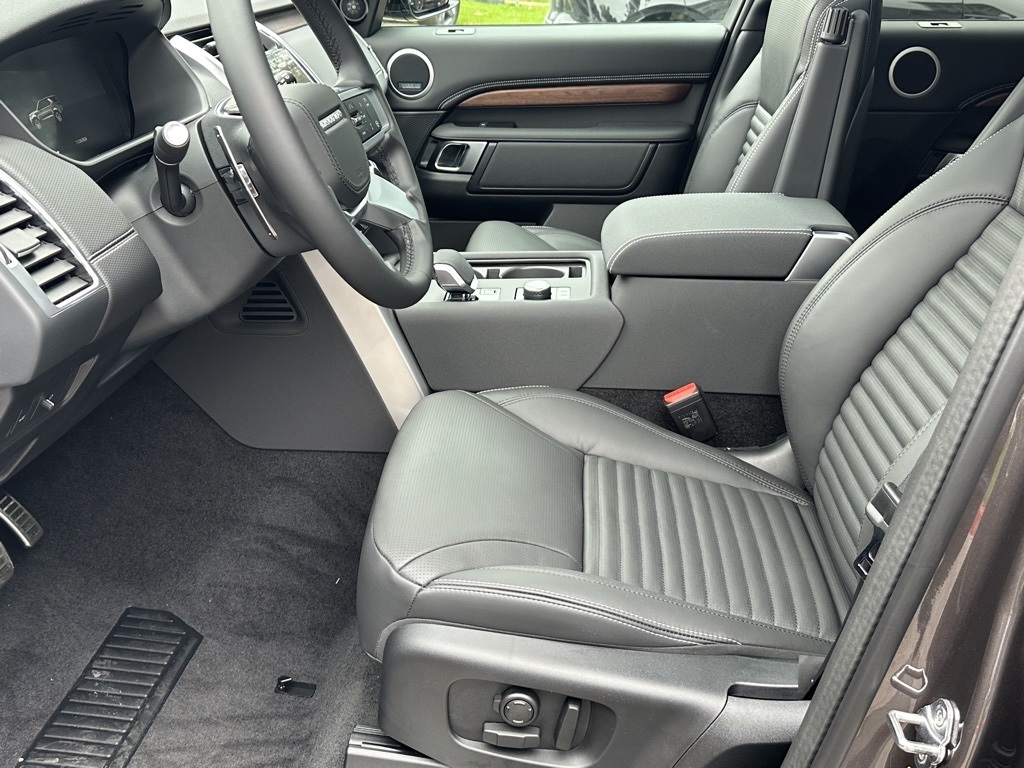 2025 Land Rover Discovery SE photo 8