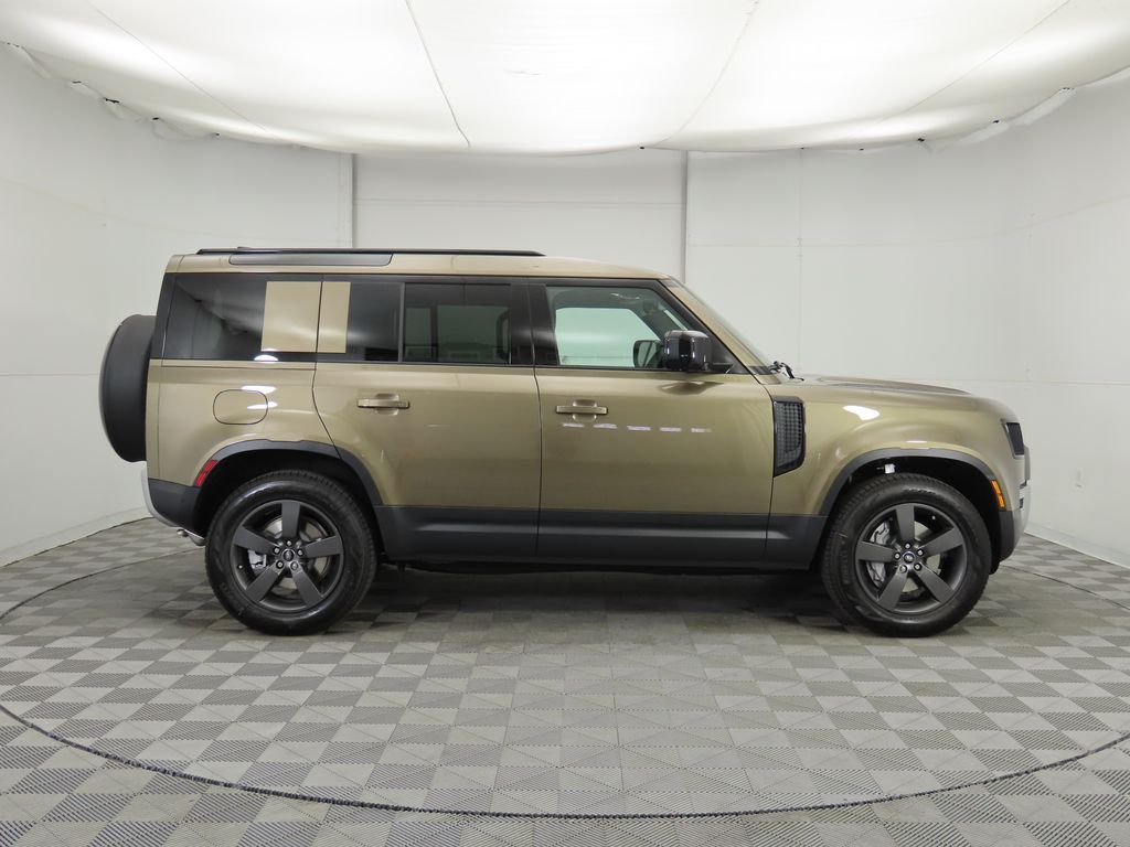 2025 Land Rover Defender 110 S photo 4