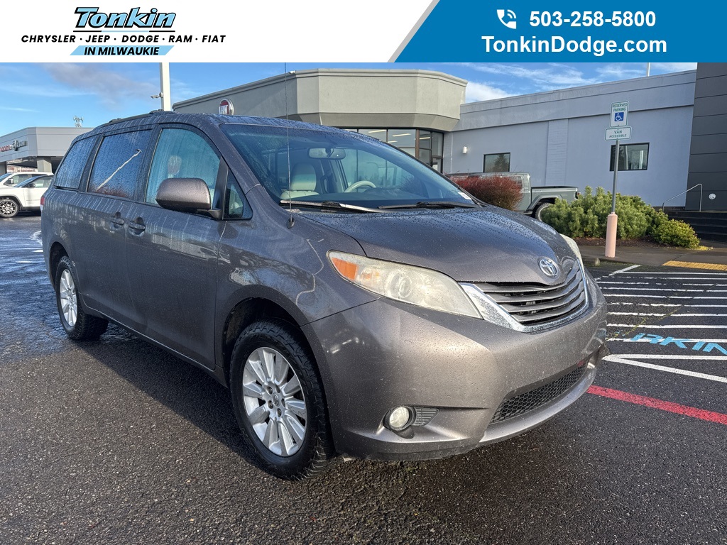 2013 Toyota Sienna Limited's photo