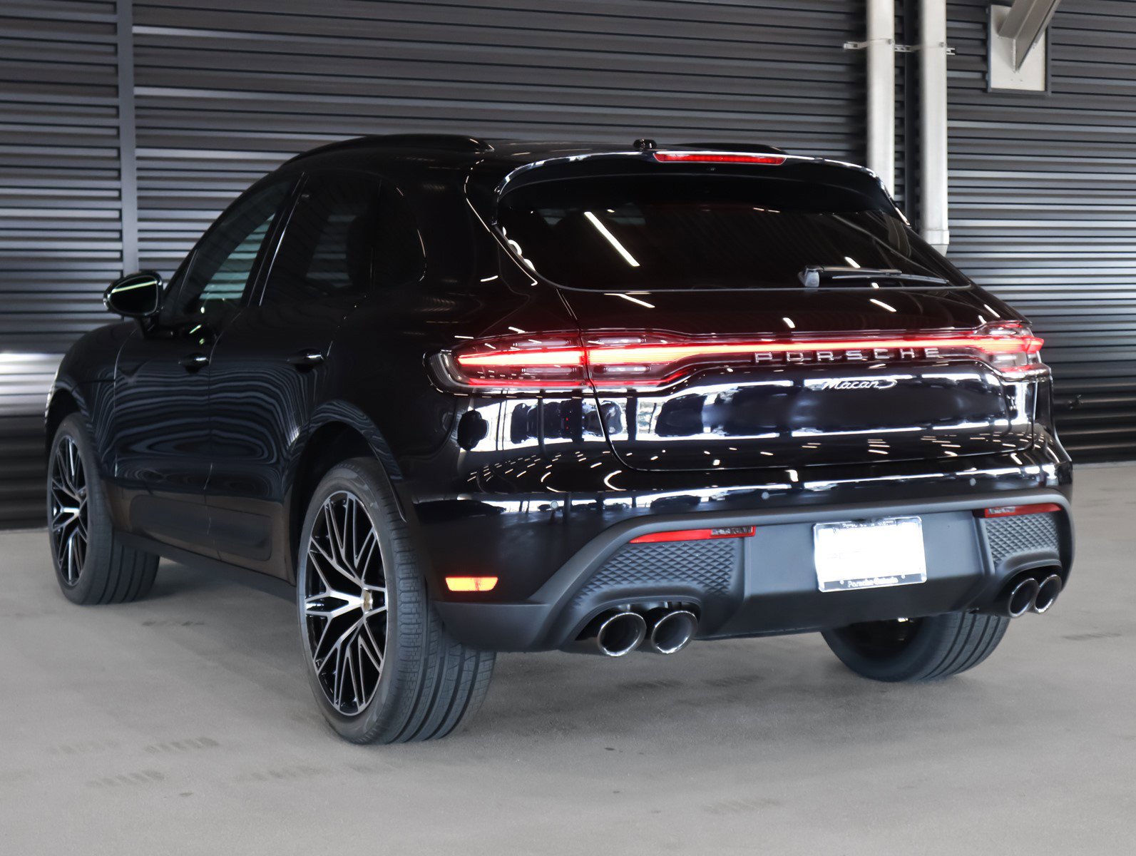 2025 Porsche Macan S photo 3