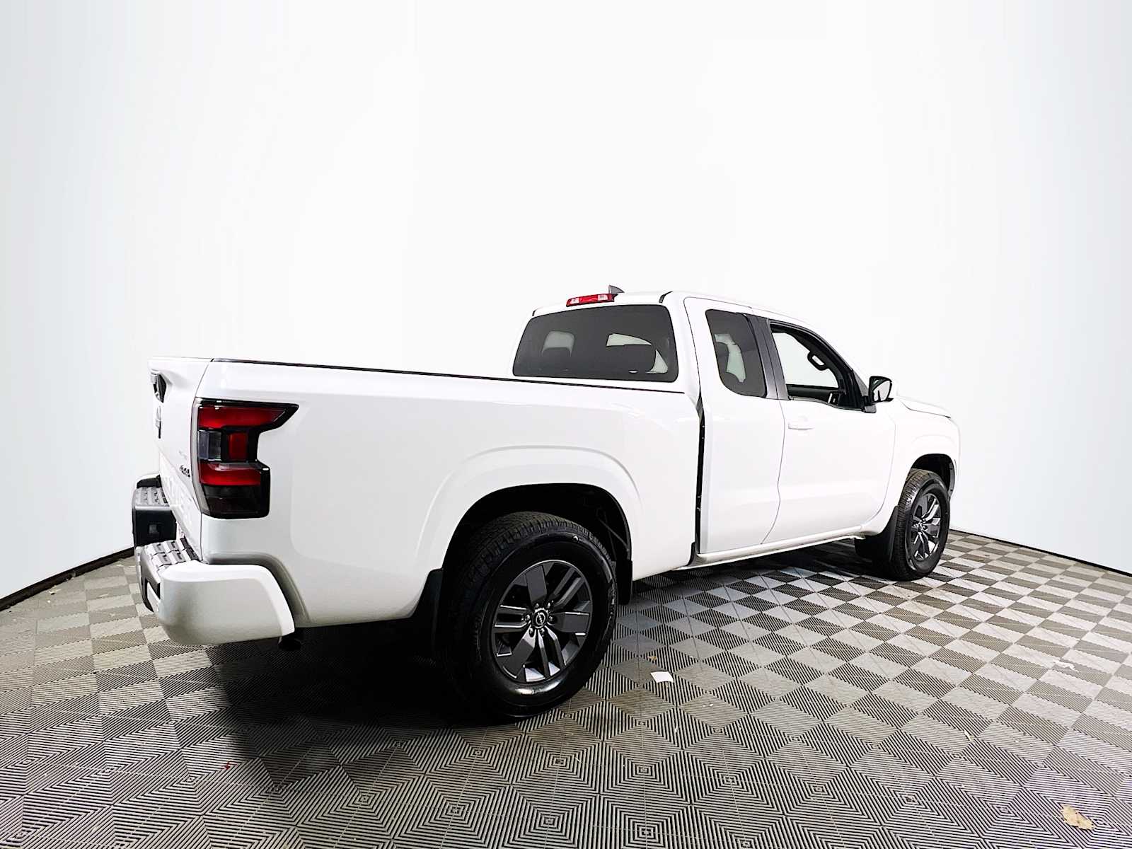 2025 Nissan Frontier SV photo 4