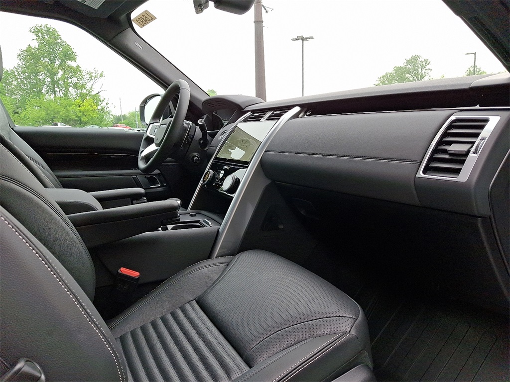 2025 Land Rover Discovery S photo 4