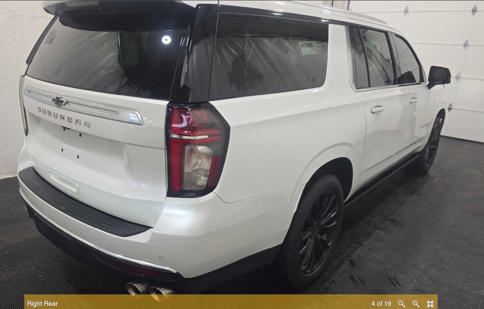 2021 Chevrolet Suburban High Country photo 3