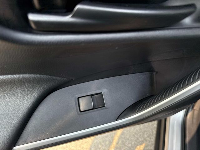 2022 Toyota RAV4 LE photo 10