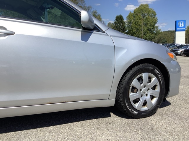 2011 Toyota Camry LE photo 4