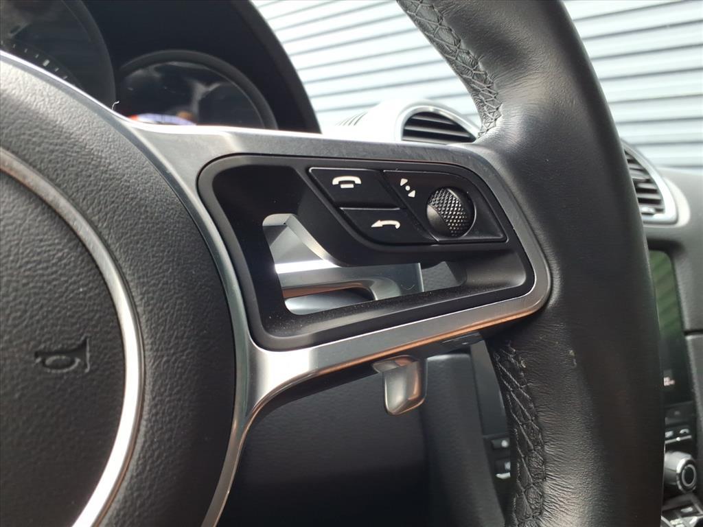 2022 Porsche Cayman T photo 19