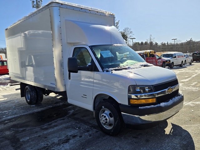 2024 Chevrolet Express Cutaway photo 2