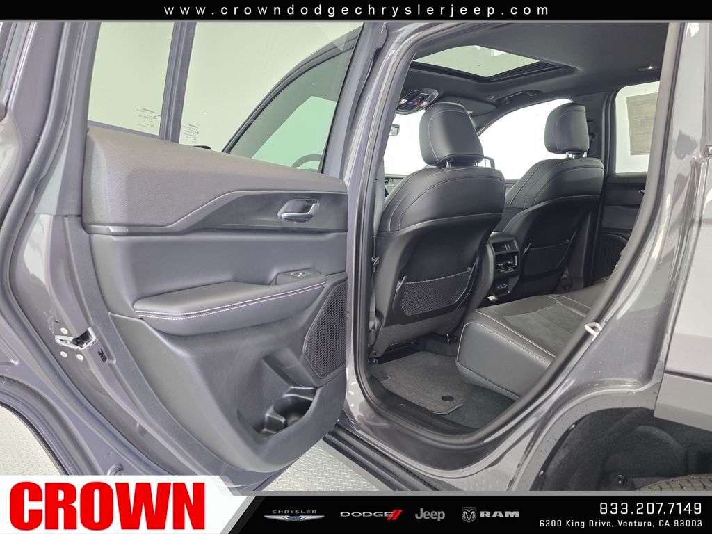 2025 Jeep Grand Cherokee Laredo Altitude photo 16