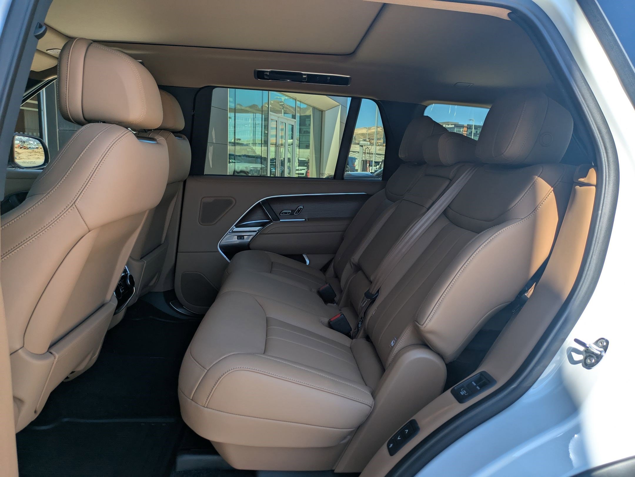 2025 Land Rover Range Rover SE photo 14
