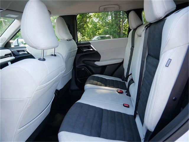 2025 Mitsubishi Outlander SE photo 5