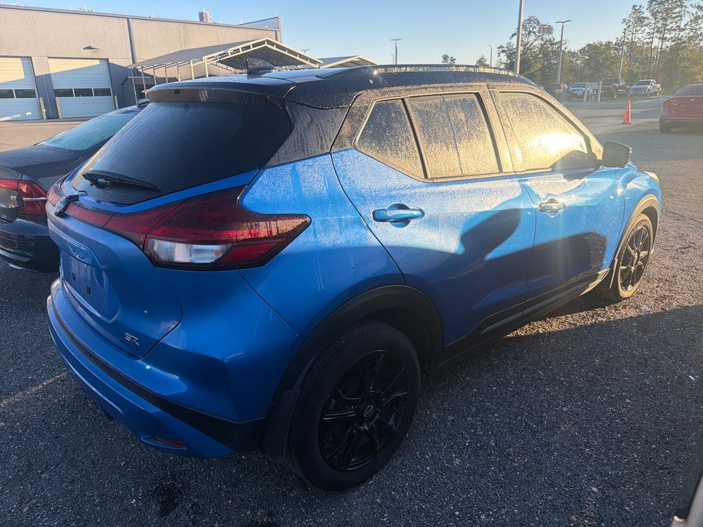 2023 Nissan Kicks SR photo 3