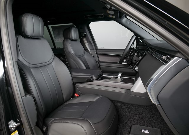 2025 Land Rover Range Rover SE photo 3