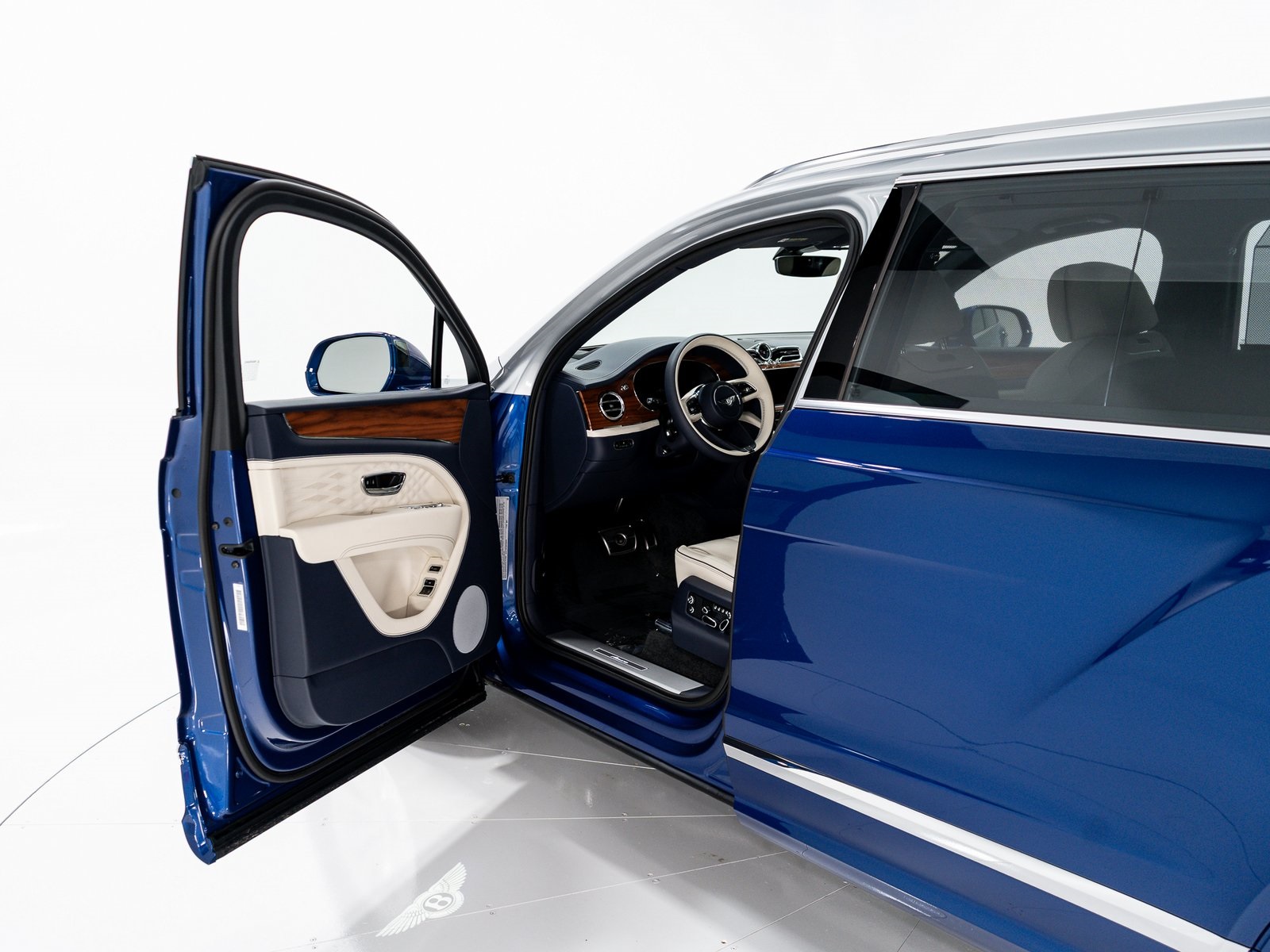 2025 Bentley Bentayga EWB Azure V8 photo 9