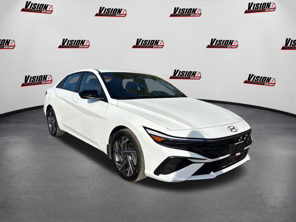 2025 Hyundai Elantra SEL Sport photo 3