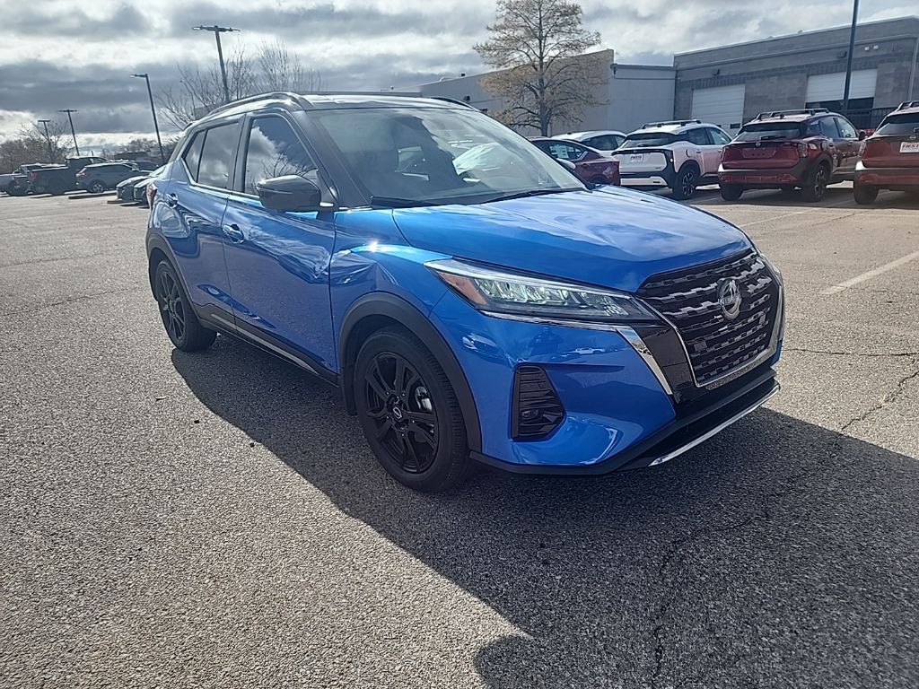 2023 Nissan Kicks SR photo 3