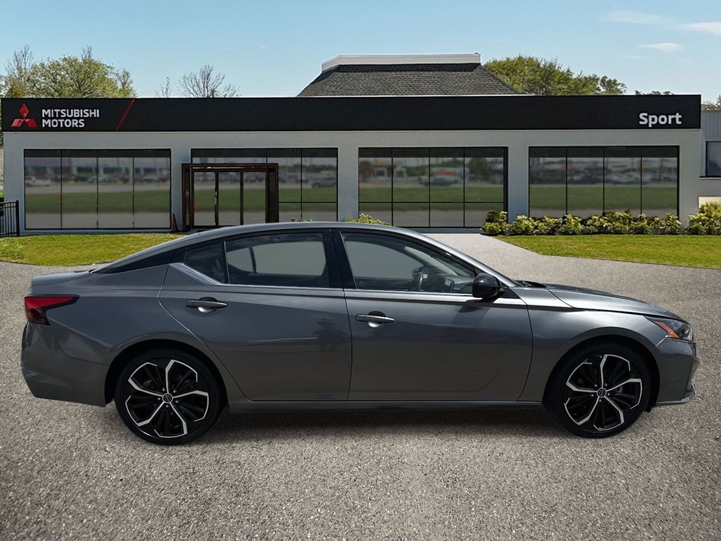 2023 Nissan Altima 2.5 SR photo 2