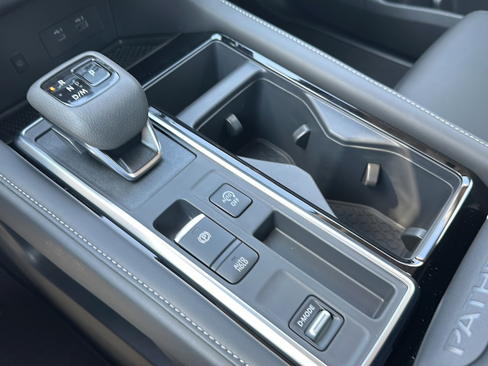 2025 Nissan Pathfinder SL photo 13