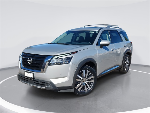 2022 Nissan Pathfinder Platinum's photo