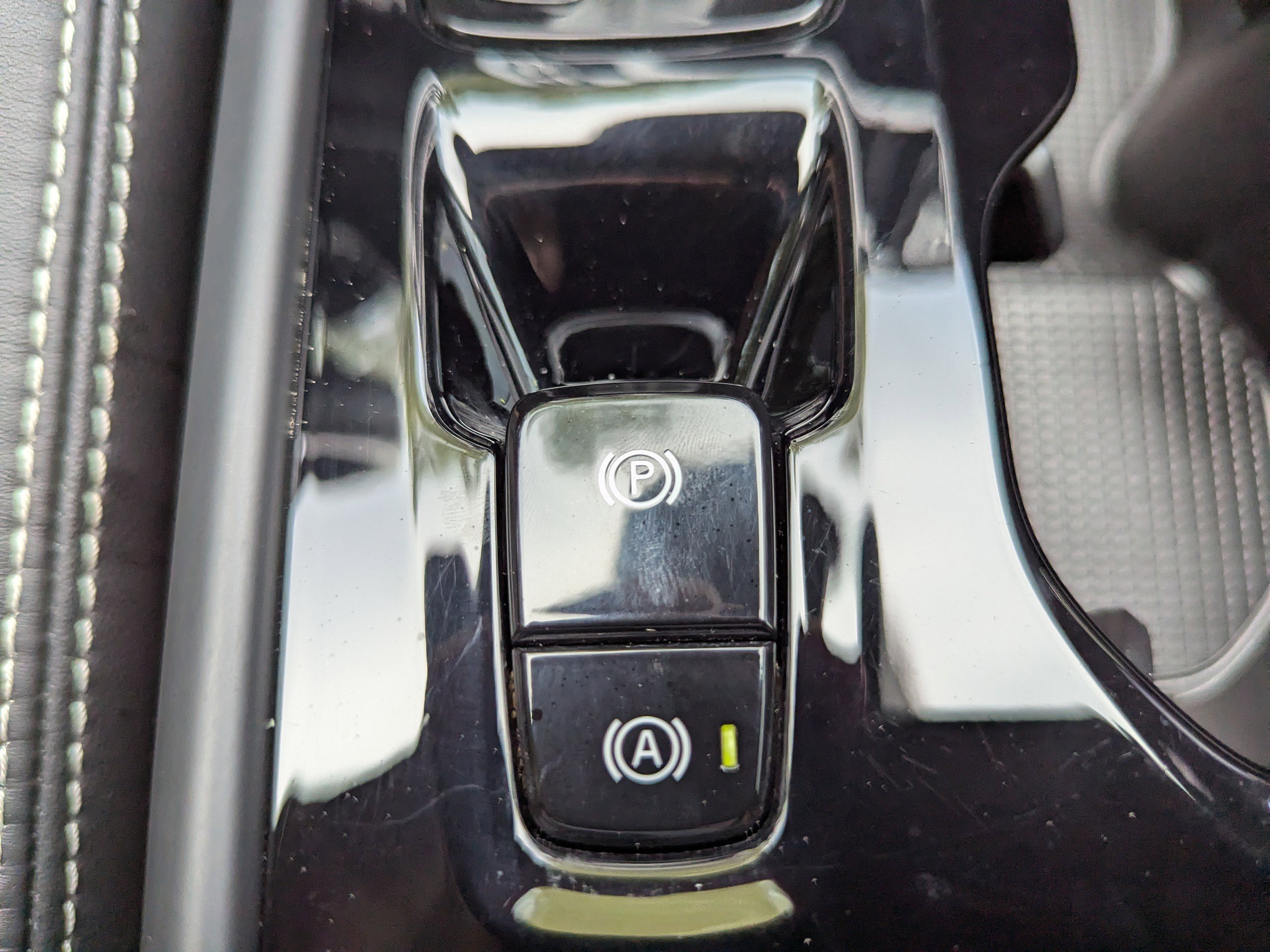2021 Volvo XC40 R-Design photo 23