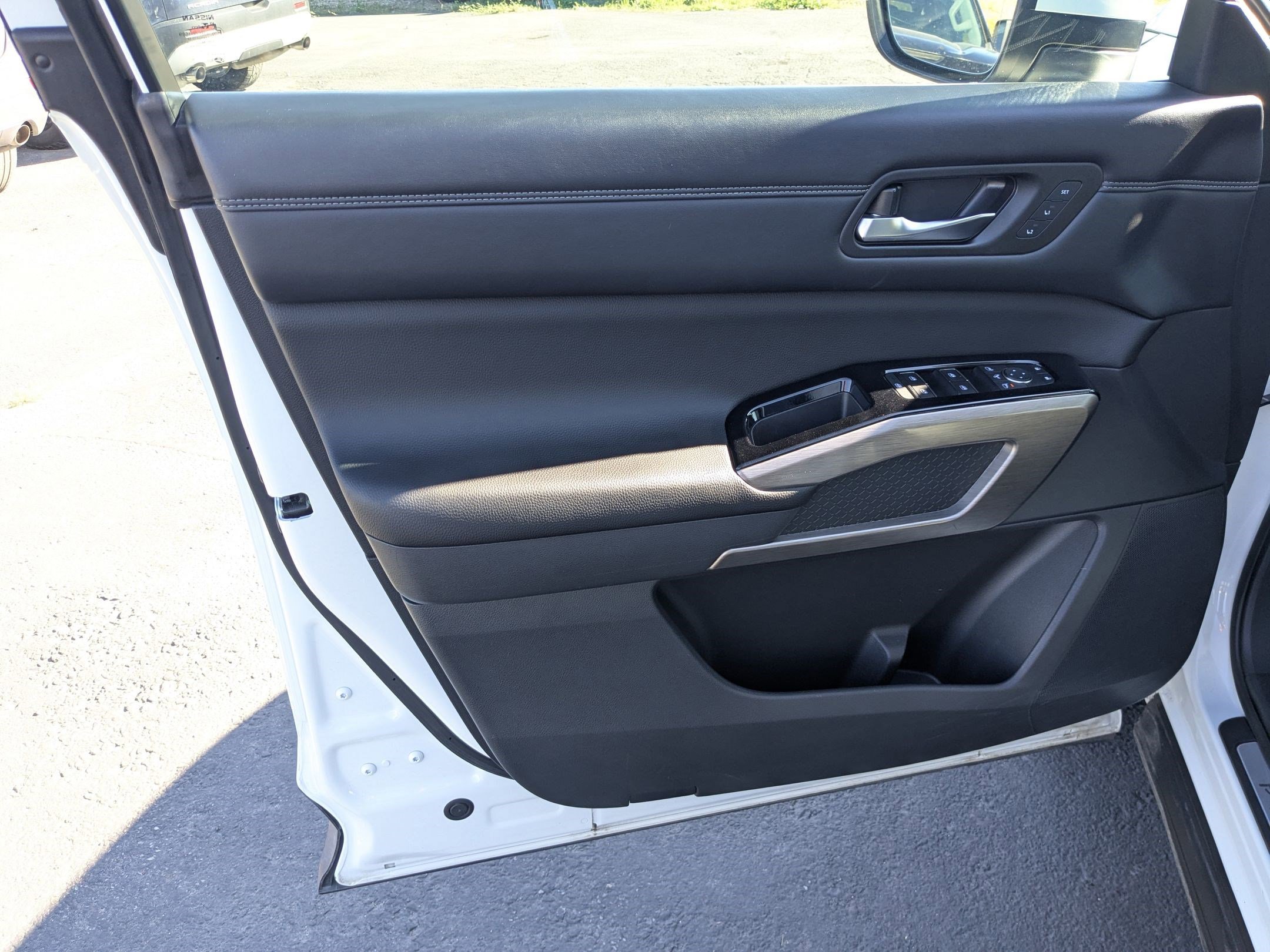 2023 Nissan Pathfinder Platinum photo 11