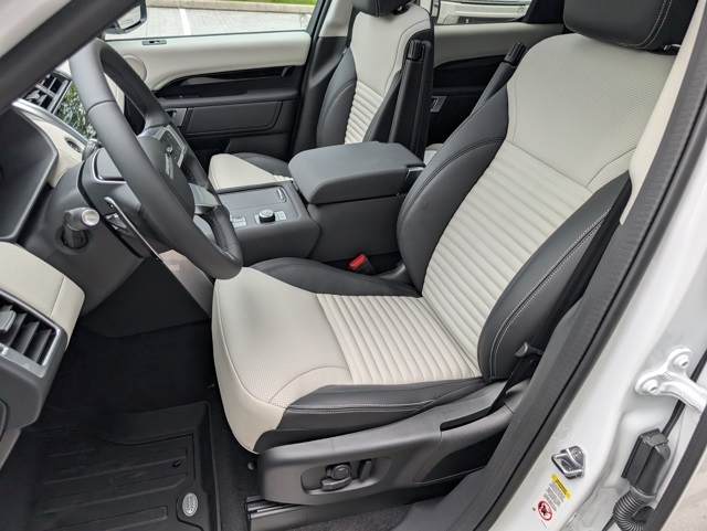 2025 Land Rover Discovery S photo 4