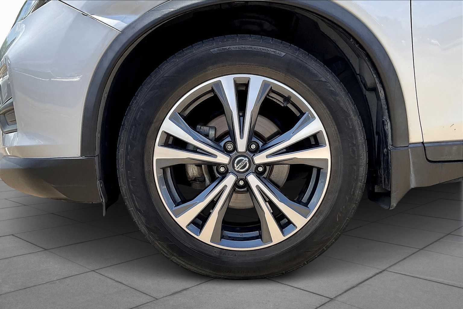 2019 Nissan Rogue SV photo 9