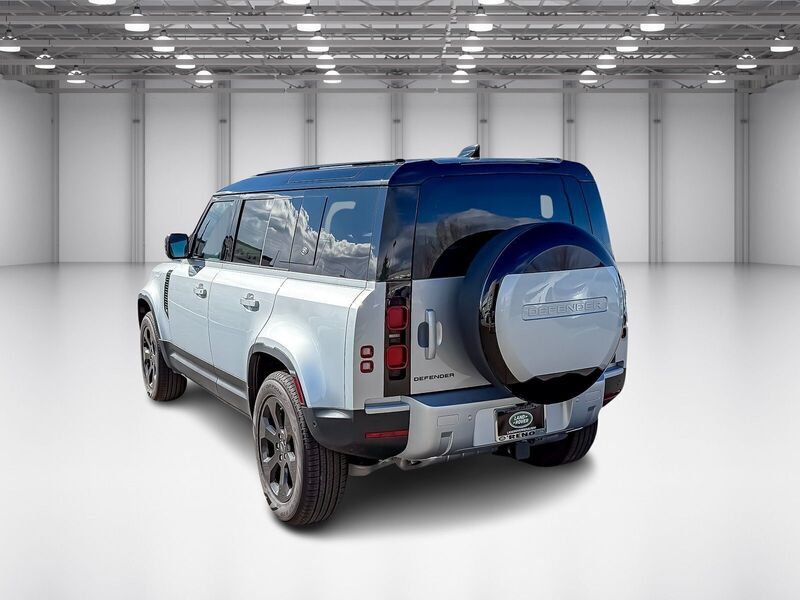 2024 Land Rover Defender 110 S photo 2