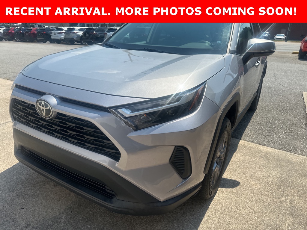2022 Toyota RAV4 XLE photo 2