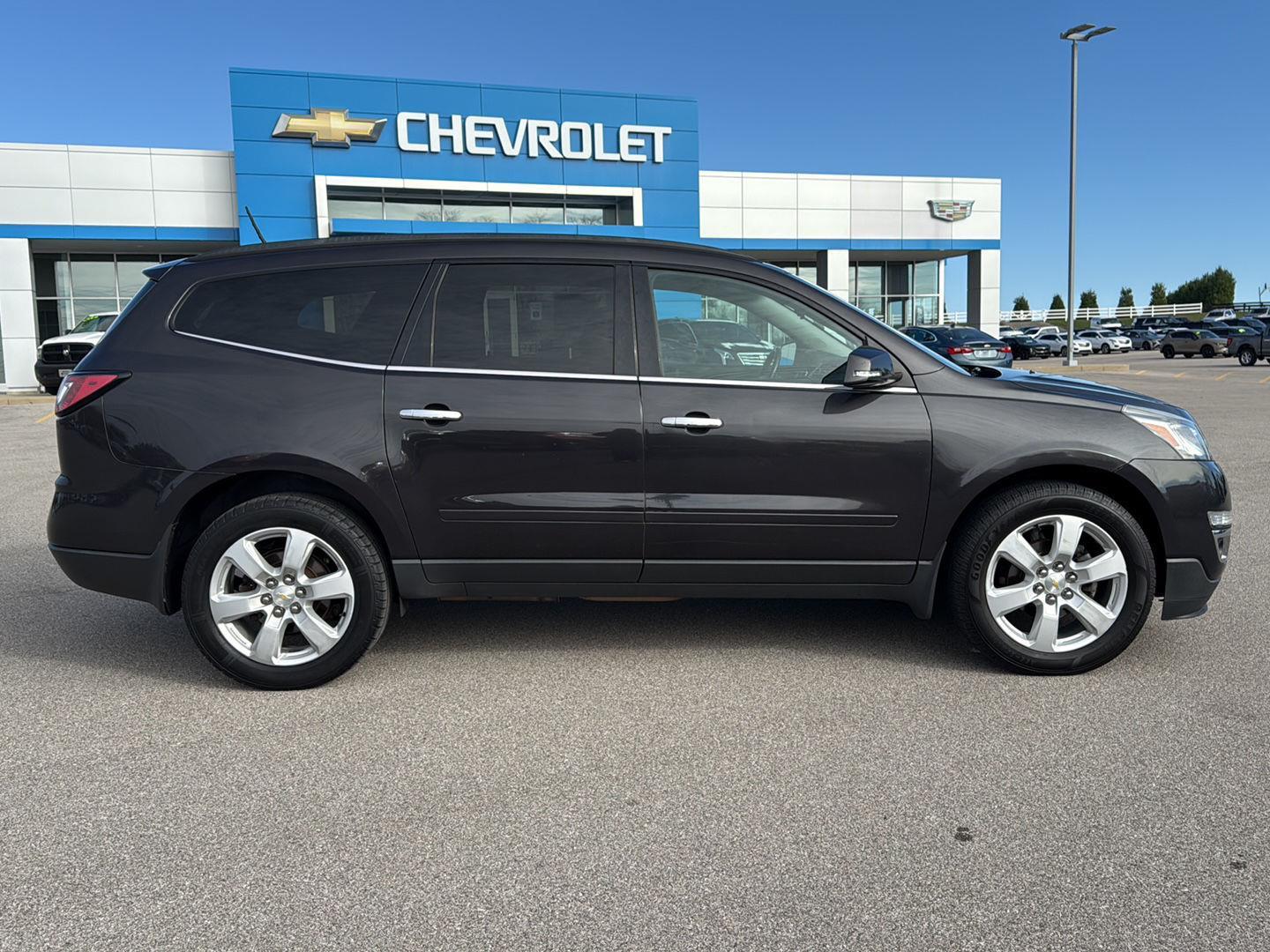 2017 Chevrolet Traverse 1LT photo 3