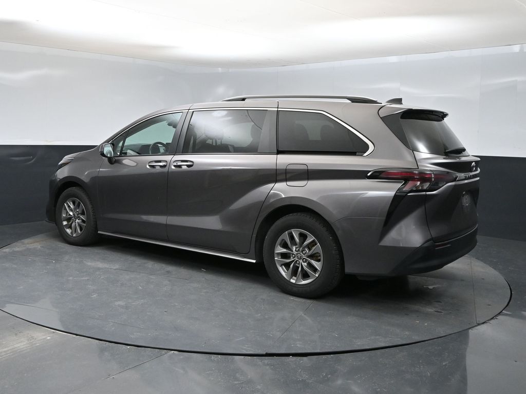 2024 Toyota Sienna XLE photo 4