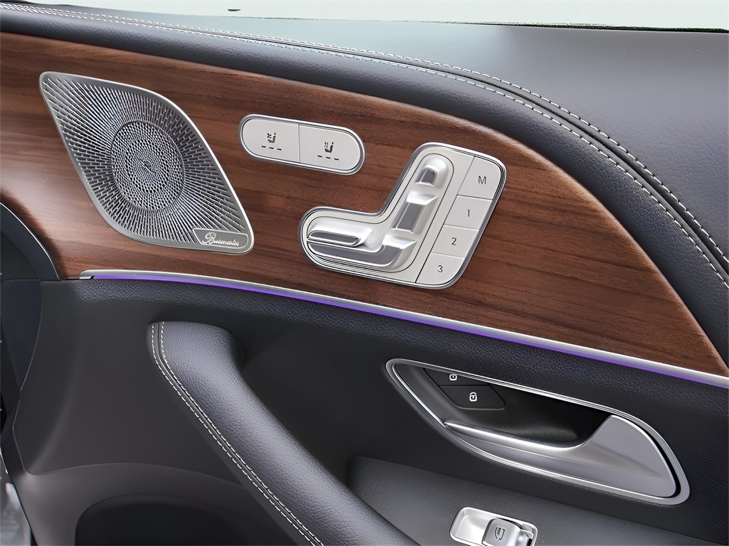 2025 Mercedes Benz GLS 580 4MATIC photo 9