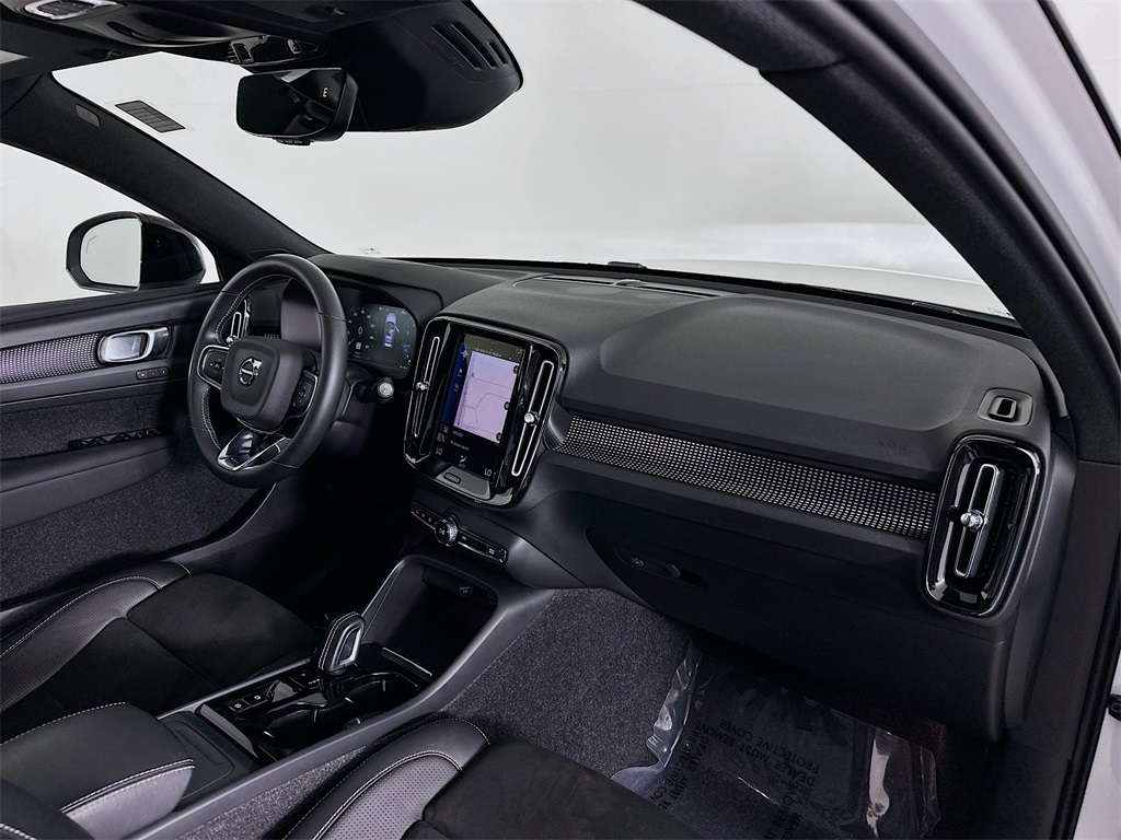 2021 Volvo XC40 R-Design photo 27