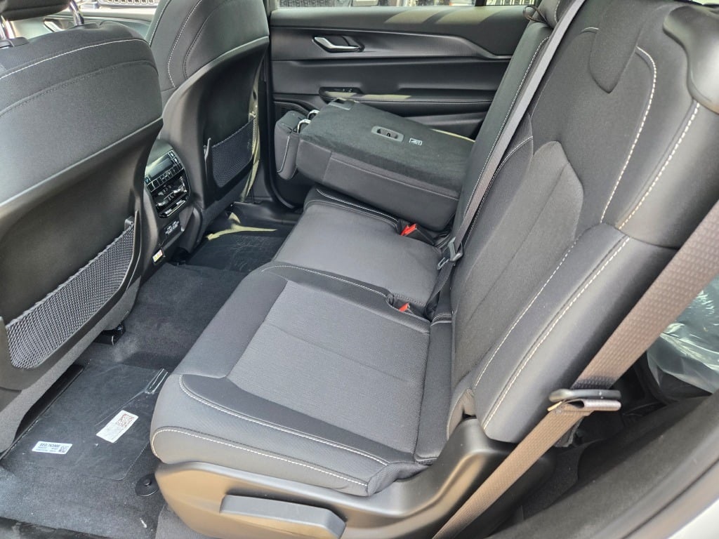 2025 Jeep Grand Cherokee Laredo photo 15