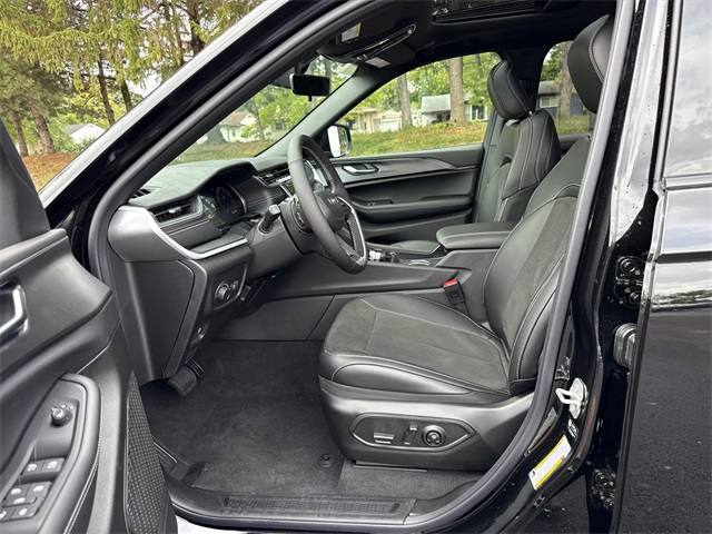 2025 Jeep Grand Cherokee Altitude photo 10