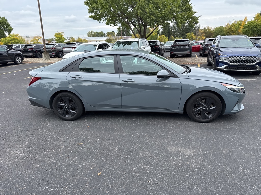 2022 Hyundai Elantra SEL photo 4