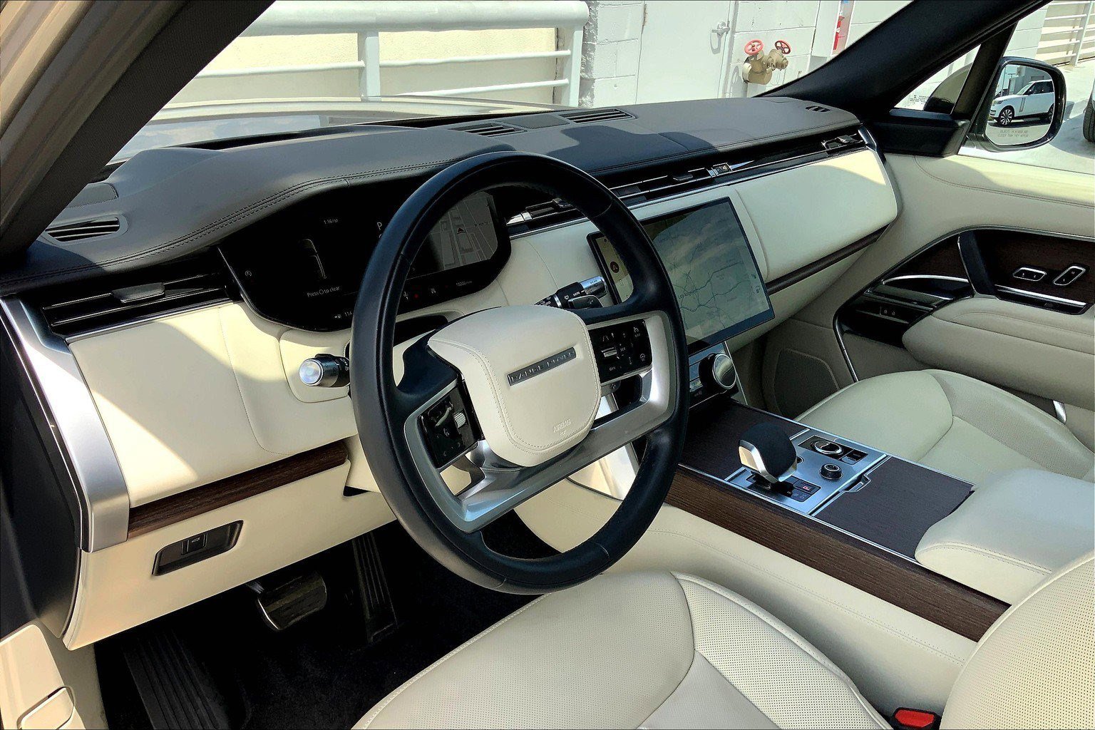 2022 Land Rover Range Rover SE photo 17