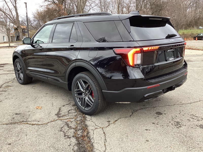 2026 Ford Explorer ST-Line photo 3