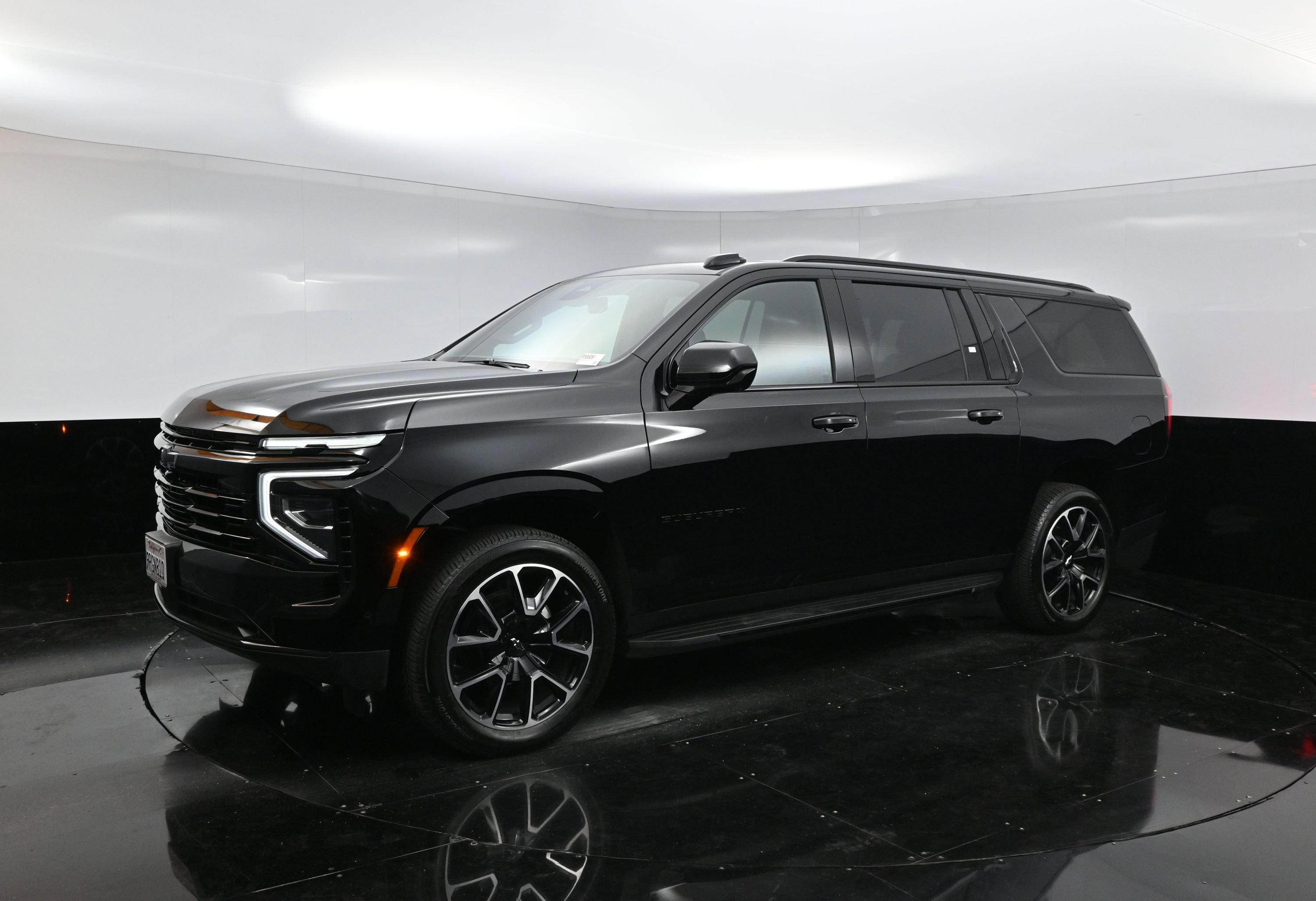 2025 Chevrolet Suburban RST photo 3