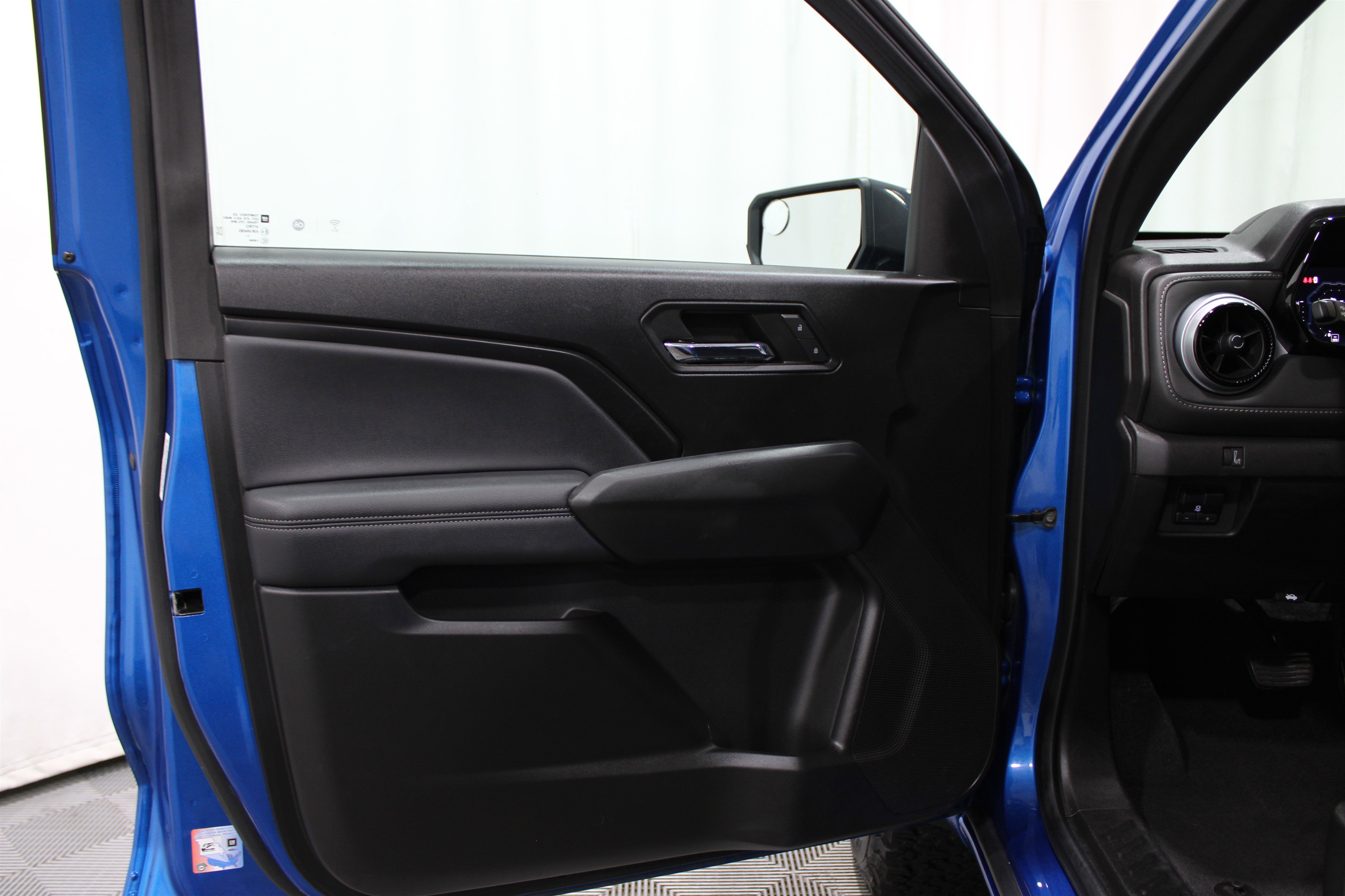 2024 Chevrolet Colorado LT photo 4