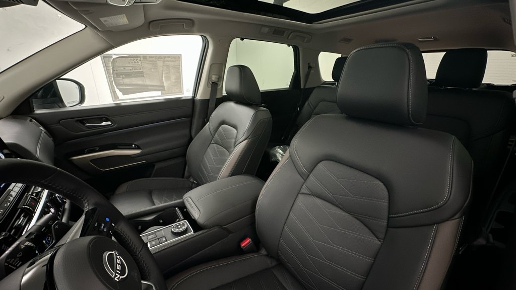 2025 Nissan Pathfinder Platinum photo 9