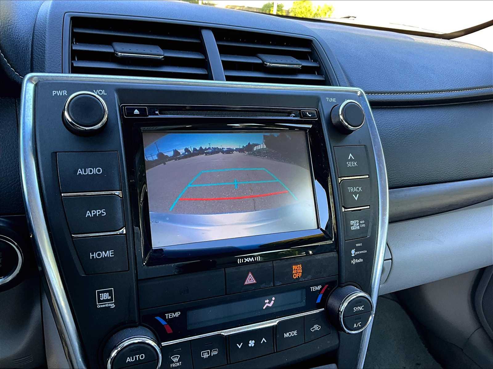 2016 Toyota Camry XLE photo 19