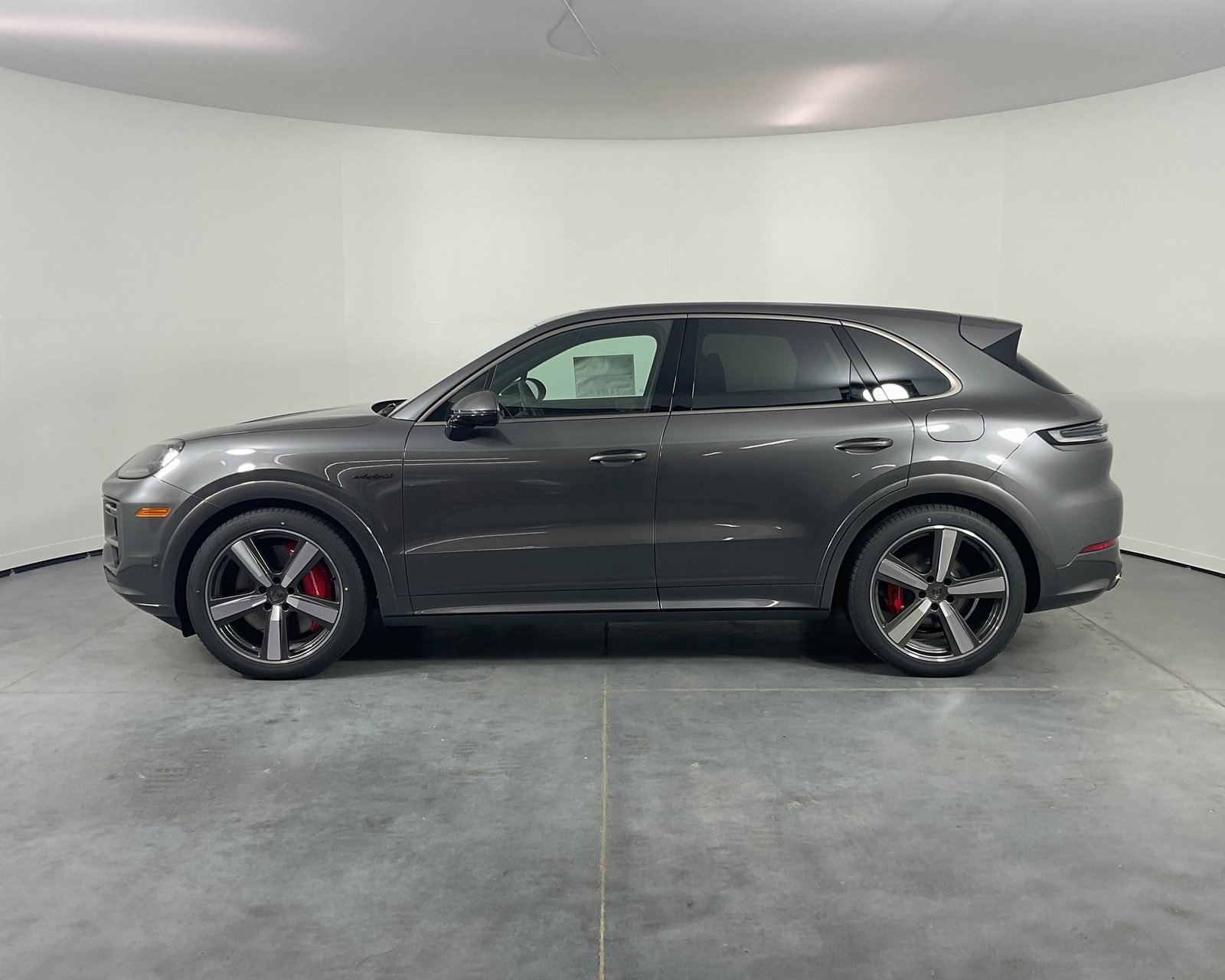 2025 Porsche Cayenne Turbo E-Hybrid photo 2