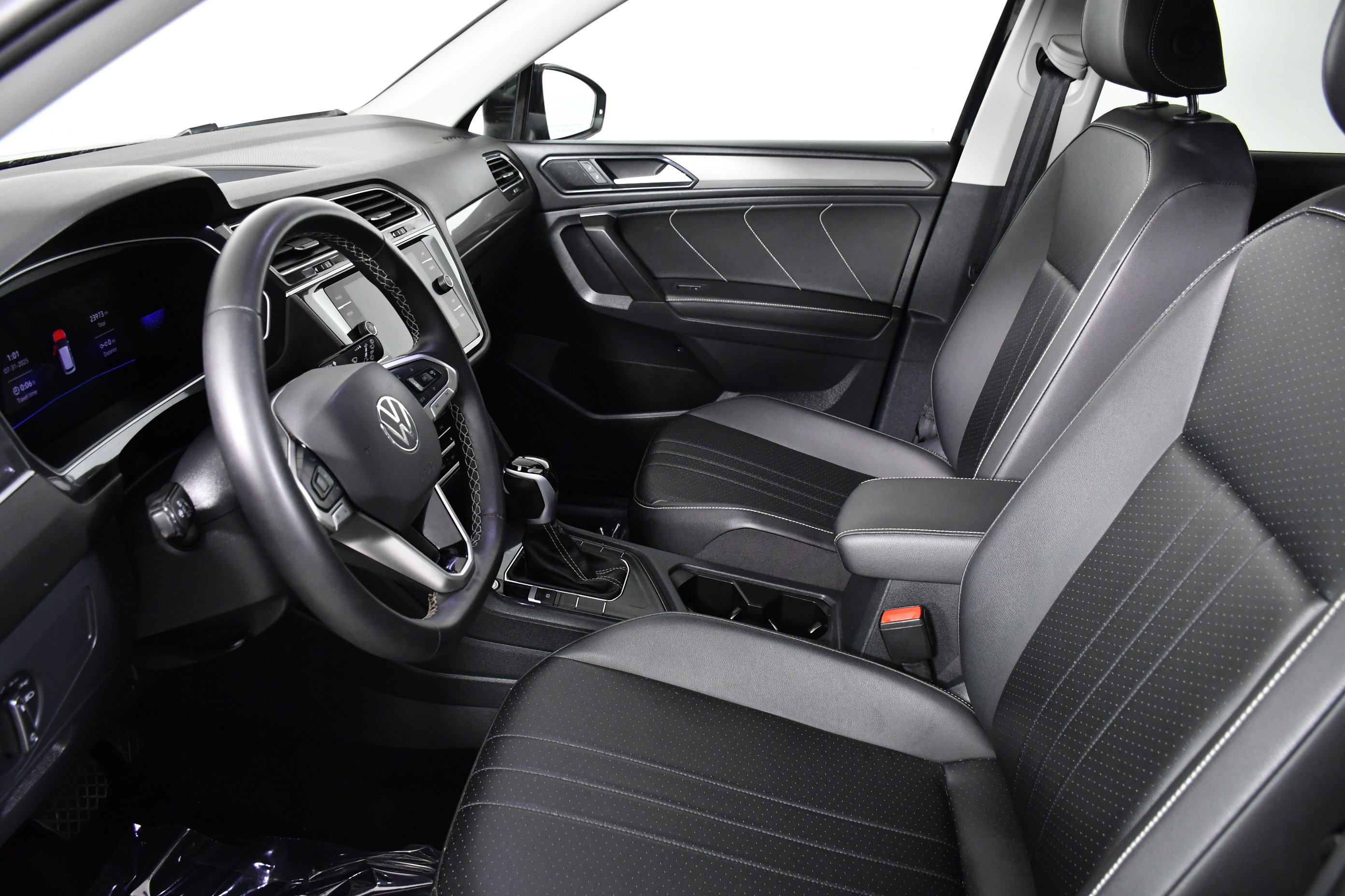 2024 Volkswagen Tiguan SE Wolfsburg Edition photo 15