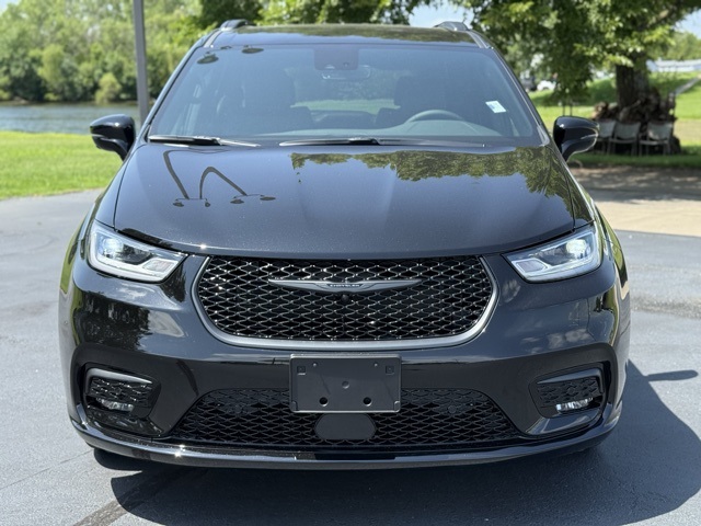 2025 Chrysler Pacifica photo 2